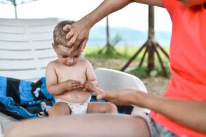 Paras aurinkovoide vauvalle? Katso turvalliset vaihtoehdot, vertailu ja vinkit – näin suojaat vauvan ihon oikein.