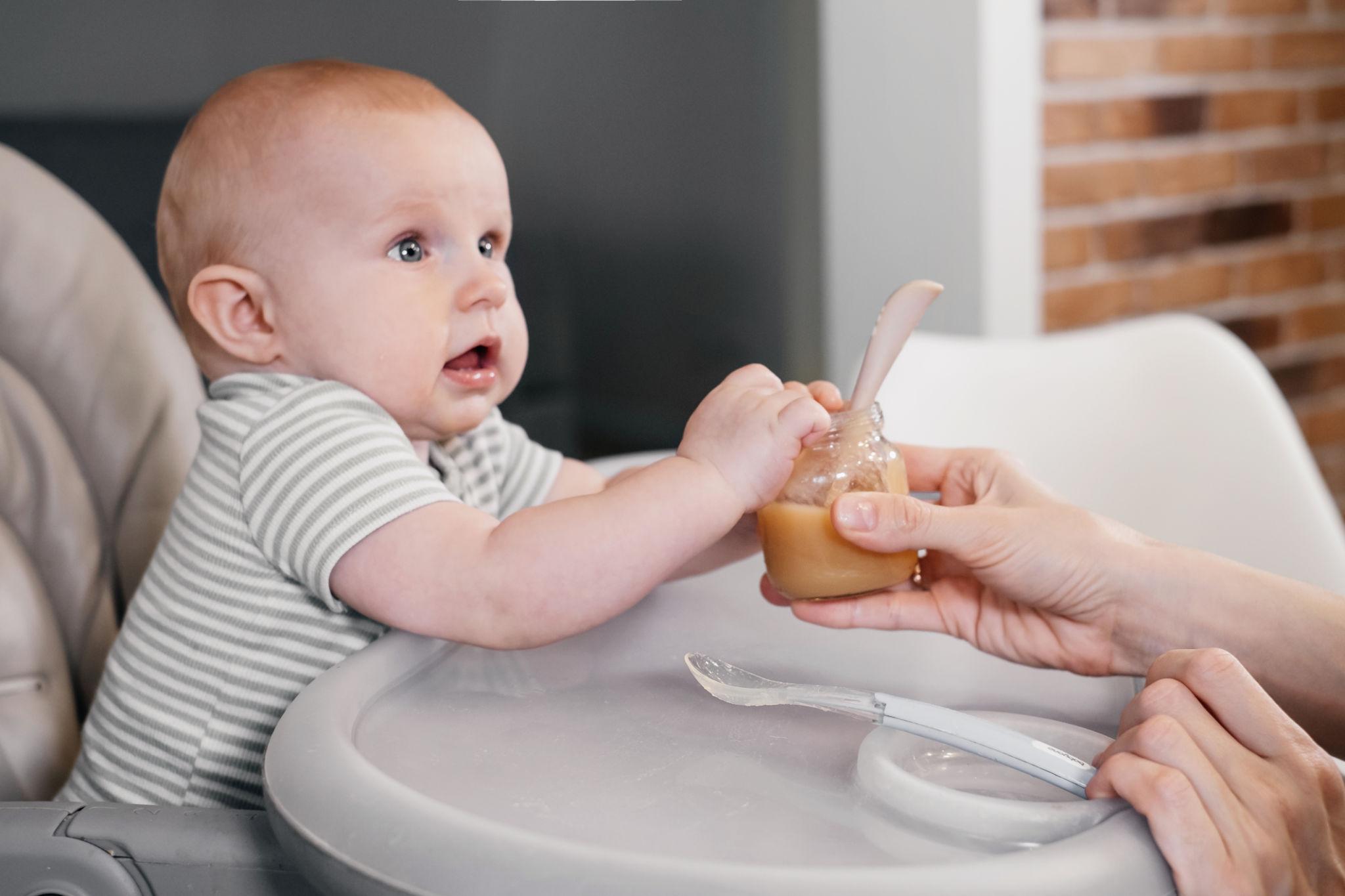 Ensimmäiset lusikalliset? Näin aloitat vauvan kiinteät ruoat ilman stressiä.